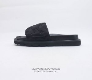 LV拖鞋系列LOUIS VUITTON 拖鞋 Louis Vuitton Lv 路易威登 潮流经典一字拖鞋延续经典 上脚舒适性极好 鞋轻不跑脚 沙滩家用都很适