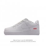 耐克 Nike Air Force 1 '07 Low 空军一号含气垫 低帮百搭厚底增高休闲运动板鞋。柔软、弹性十足的缓震性能和出色的中底设计，横跨复古与现代的