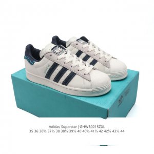 阿迪达斯 Adidas Superstar 三叶草经典贝壳头系列 新款休闲板鞋潮流男女士运动鞋 。鞋面柔软皮革材质 标志性的贝壳鞋头，锯齿三条纹，简约的线条。就