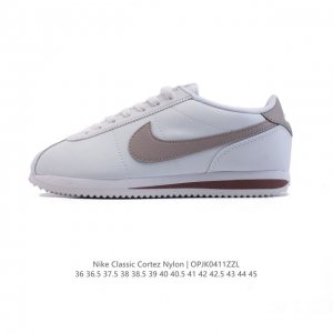 Nike Classic Cortez Nylon 耐克阿甘鞋男女子运动鞋。秉承元年款经典风格，糅合防水鞋面设计，令双足保持干爽舒适。防水锦纶鞋面强势抵御风雨侵