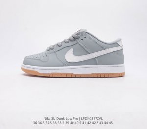 真标 耐克 Nike SB Dunk Low Pro 在跃升成为街头标杆和人气滑板单品之前 早已在学院的硬木球场上展露锋芒 诞生于 1985 年的 Dunk