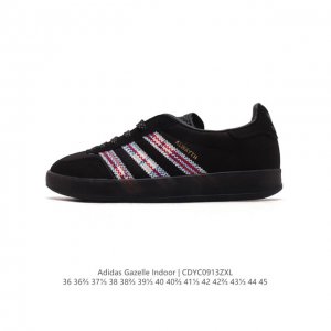 阿迪达斯 Adidas Originals Gazelle Indoor 复古三叶草防滑透明橡胶板鞋经典运动鞋。这款经典鞋,忠于原版设计,缀撞色三条纹和鞋跟饰片