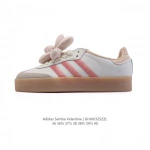 140 adidas/阿迪达斯 女款运动鞋 三叶草Samba Velentine 休闲鞋 德训鞋 复古板鞋经典运动鞋。一款阿迪达斯的Samba面包鞋，该鞋具有厚