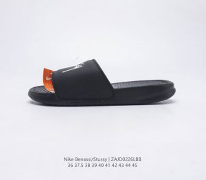 斯图西联名款Stussy x Nike Benassi 拖鞋 一字拖男女凉拖鞋沙滩鞋 一直广受青睐的Nike Sportswear 主打单品搭载了独具