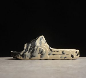 AD Adilette 22 夏季新款3D打印沙滩拖鞋 货号 GX6947黑迷彩 整体造型从视觉上带来舒适感的同时 亦能满足多种风格的搭配 尺码 40 41 4
