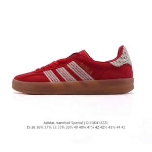 阿迪达斯 Adidas Handball Spezial 三叶草学院风复古休闲板鞋 德训鞋 橡胶底柔软皮革经典运动鞋板鞋。圆头、缝合拼接设计、正面绑带、鞋舌部位
