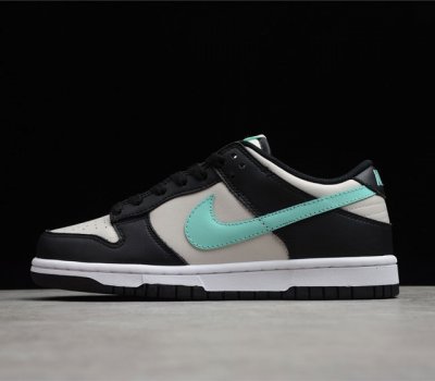 Nike Dunk Low GS 小钻石 黑灰绿 货号 CW1590-003 整双鞋采用浅灰色为主调 辅以黑色鞋身框架 造型十分简约 侧身处的 Swoosh