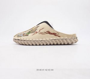 Versace 范思哲 23春夏男士奢侈品 包头刺绣 徽标拖鞋简约凉拖鞋 Versace于1978年建立于意大利 Versace标志设计运用象征的手法 采用蛇