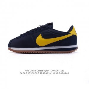 Nike Classic Cortez Nylon 耐克阿甘鞋男女子运动鞋。秉承元年款经典风格，糅合防水鞋面设计，令双足保持干爽舒适。防水锦纶鞋面强势抵御风雨侵