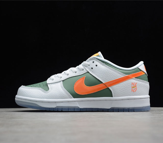 Dunk Low NY vs. NY 白绿橙 纽约街球 货号 DN2489-300 采用鼠尾草绿色皮革制成 而覆盖层上则采用了白色滚磨皮革 格林还点缀了尼龙鞋