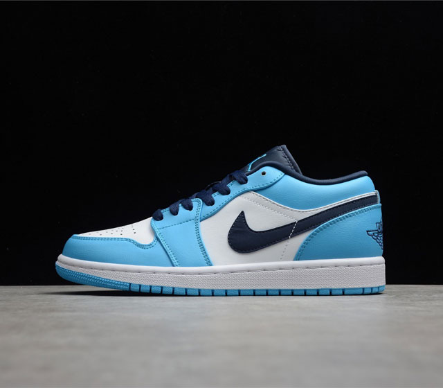 Air Jordan 1 Low UNC AJ1 低帮 白蓝黑 553558-144 整双鞋采用了经典的北卡蓝配色 搭配深蓝色的鞋舌 鞋带及 Swoosh L