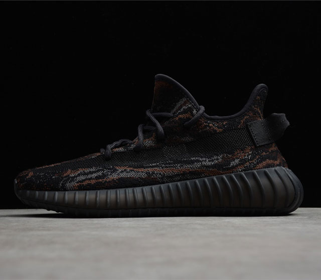 Yeezy Boost 350 V2 MX Rock 黑蓝 裸眼满天星 整双鞋的鞋面以深蓝色为主 加入棕色和银色纱线编织 带来如同大理石纹理的视觉效果 鞋面侧