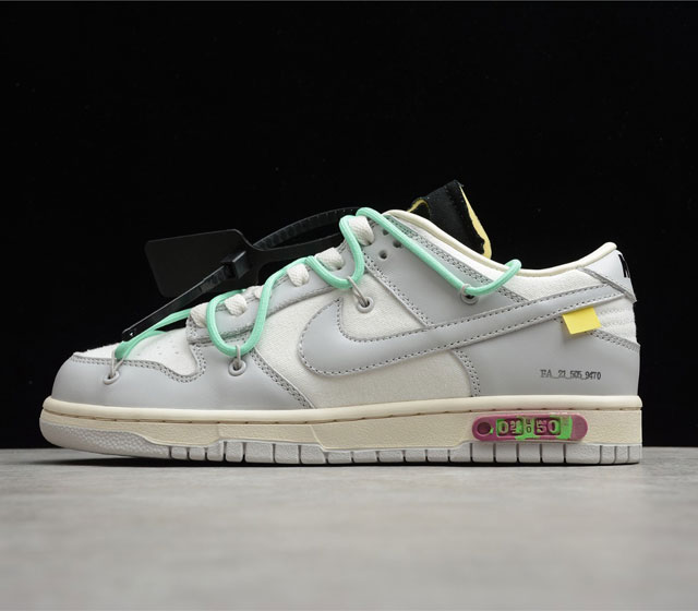 Off-White x NK Dunk Low The 50 灰白 NO.4 绿鞋带黑扣 DM1602-114 这款配色以白灰皮革鞋身为基底 绿色鞋带 黄色t