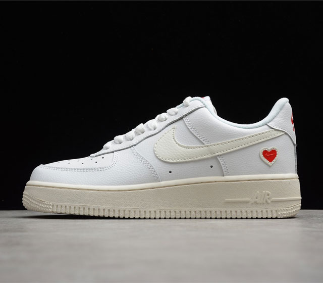 Air Force 1 Low AF1 低帮 情人节限定 白红爱心 货号 DD7117-100 鞋身整体颜色以经典白色为主 整体鞋面与经典 Air Force