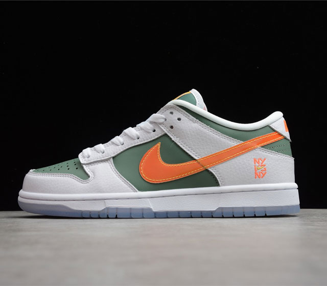 NK Dunk Low NY vs NY 低帮 白绿橙 纽约街球 DN2489-300 鞋面由绿白两色皮革拼接而成 搭配橙色 Swoosh Logo 整体十分