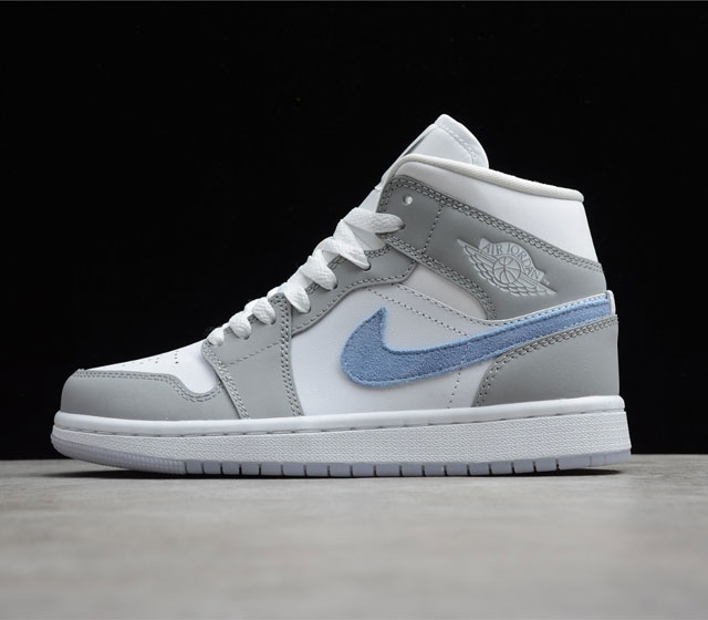 CJ版本 Air Jordan 1 Mid AJ1 中帮 白灰蓝 BQ6472-105 鞋面采用白色皮革制成 鞋底饰有Gery覆盖层 鞋舌和鞋垫上有Jumpm