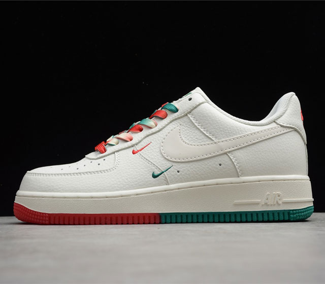 海外限量发售 公司级 Nike Air Force 1 Low 07 米红绿 密尔沃基雄鹿队 城市限定低帮空军一号休闲板鞋 定制头成皮料 3M反光 原楦原纸板