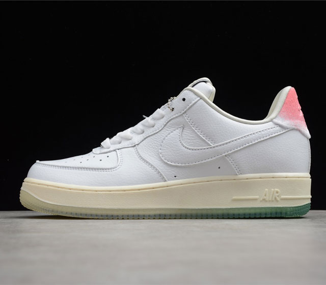 顶级性价比 Air Force 1 Low Got Em AF1 空军 低帮 寿桃 白粉绿 DC3287-111 鞋面配有白色皮革 而相同的色调则装饰了Swo