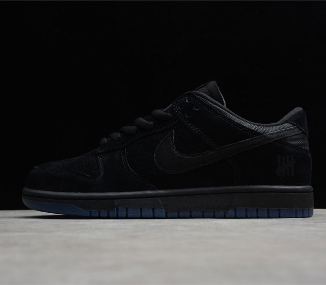 Undefeated x NK Dunk Low 黑魂 黑武士 DO9329-001 鞋面整体以绒面革+编织材质构成 Swoosh则是以黑色人造皮草点缀 多种