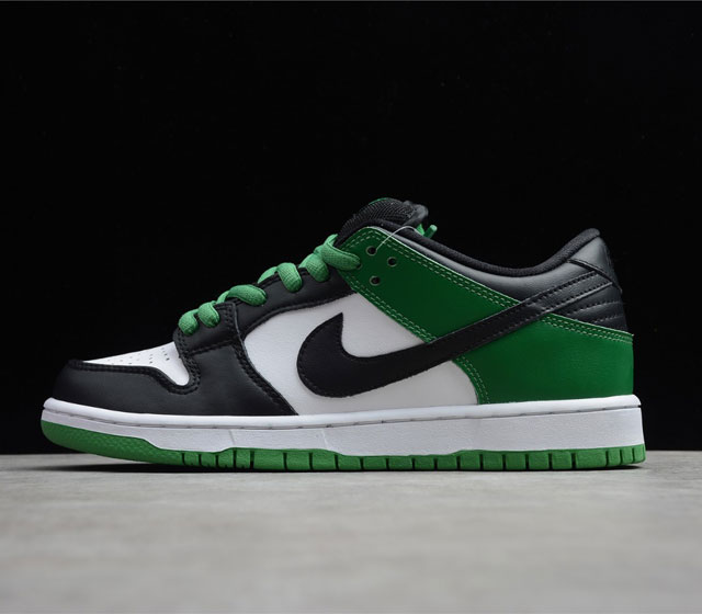 NK SB Dunk Low Classic Green 凯尔特人 黑脚趾 货号 BQ6817-302 黑色的轮廓包围了白色的鞋头和鞋身 后跟两侧至最后两个鞋