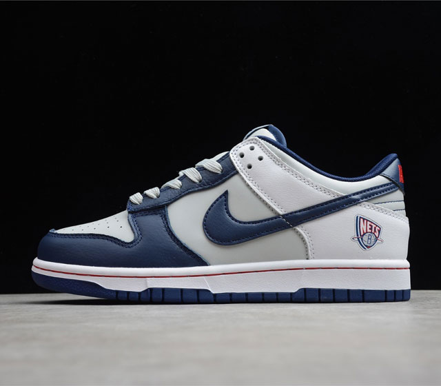 NBA x NK Dunk Low Brooklyn Nets 布鲁克林 深蓝灰白 DD3363-001 总体使用蓝色和灰色还有白色方案 灰色中底和白色皮革鞋