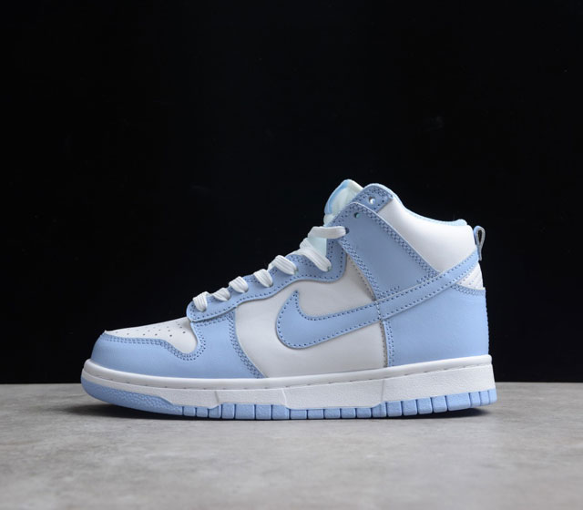 NK Dunk High WMNS Aluminum 高帮 淡北卡蓝 白蓝 货号 DD1869-107 依然延续了经典版 Dunk 的全皮革鞋面 质朴又有年代