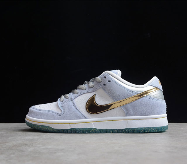 M版本 Sean Cliver x Dunk SB Low 冰雪奇缘 白雪公主 货号 DC9936-100 白色鞋身上覆盖天蓝色框架 同时搭配金色 Swoos