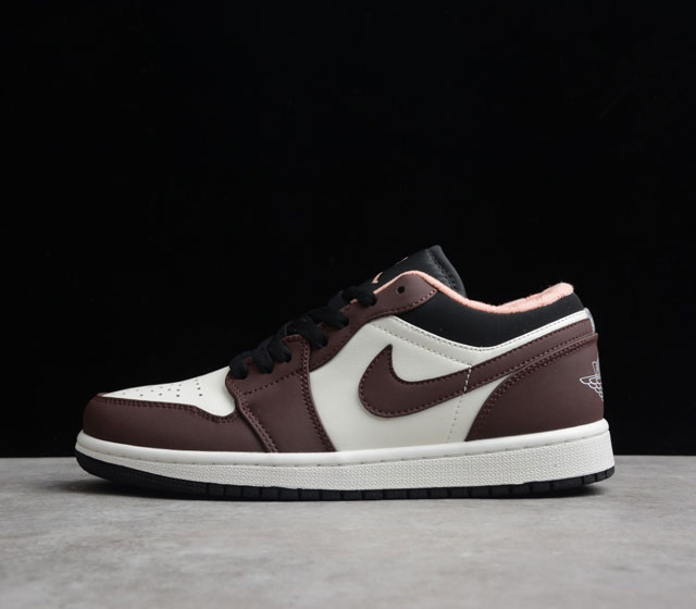 GZ版本 Air Jordan 1 Low Mocha Brown AJ1 低帮 白棕 货号 DC6991-200 鞋身框架以摩卡棕色绒面革覆盖 鞋面以白色皮