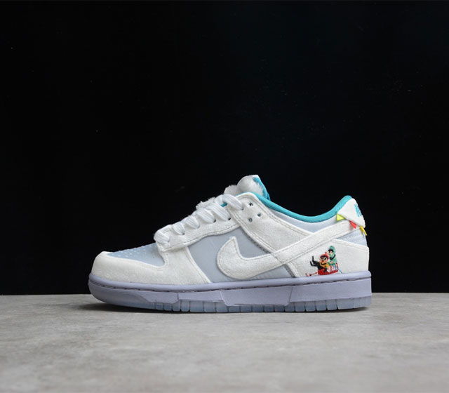 NK Dunk Low Ice 冬季仙境 冰雪节 低帮休闲板鞋 灰银白 DO2326-001 缎面鞋面搭配相配的天鹅绒覆面镶片 其他细节包括鞋跟和左脚趾盒上的