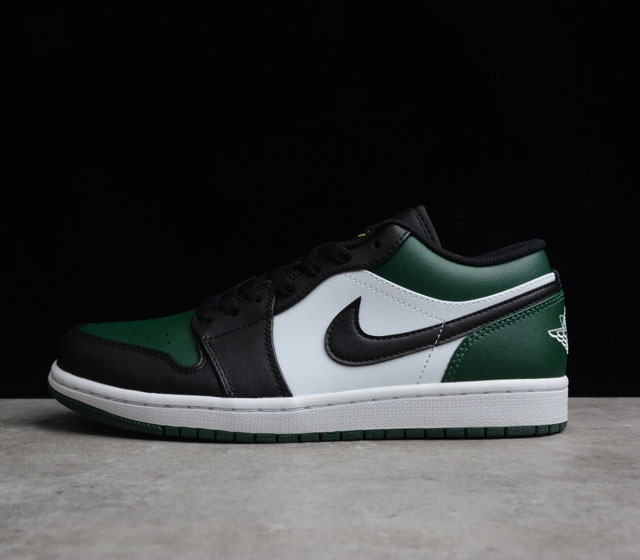 CJ版本 Air Jordan 1 Low Green Toe AJ1 低帮 黑绿脚趾 凯尔特人 货号 553558-371 鞋身采用黑 白 绿主打 鞋头黑绿