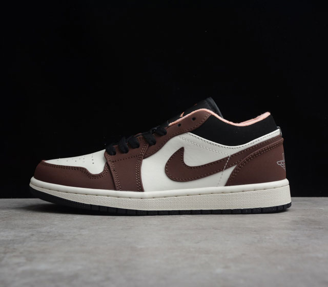 GZ版本 Air Jordan 1 Low Mocha Brown AJ1 乔1 低帮文化篮球鞋 白棕 货号 DC6991-200 鞋身框架以摩卡棕色绒面革覆