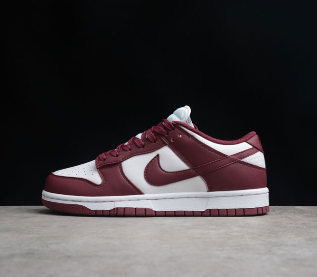 NK SB Dunk Low Bordeaux 波尔多酒红 货号 DD1503-108 整双鞋以酒红为主调 并覆盖白色框架 酒红色 Swoosh Logo 点