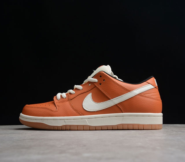 Ni.ke SB Dunk Low Dark Russet 复古体闲板 鞋小麦 生胶底 男女同款货号 DH1319-200 穿着深褐色和帆色的衣服 Nike