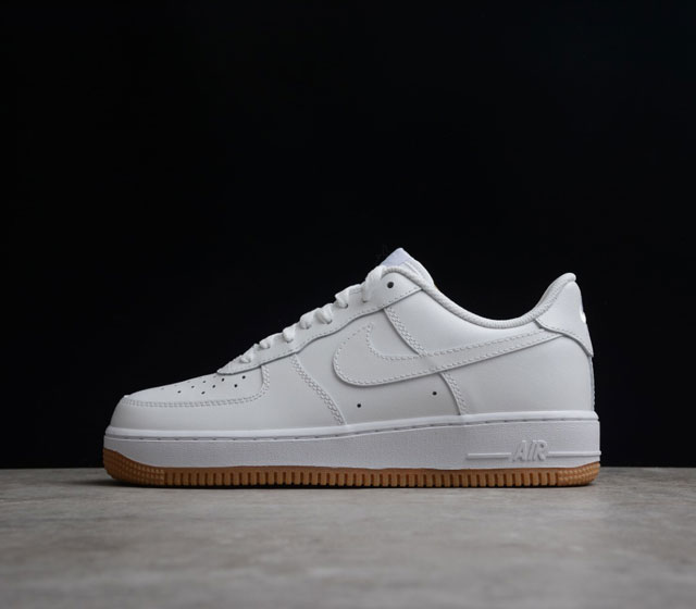 Nike Air Force 1 Low 白生胶 货号 DJ2739-100 Air Force 1于1982年推出 由Nike公司的传奇设计师Bruce K