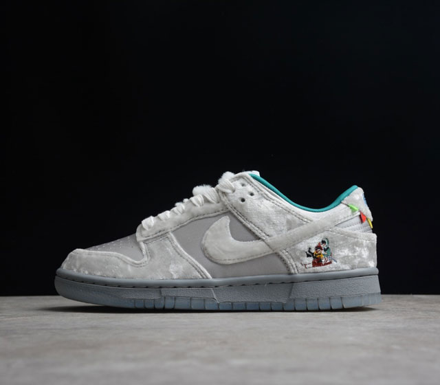 Nike Dunk Low lce 复古休闲板鞋 灰银白 冬季仙境 冰雪节 北京 货号 DO2326-001北京的冬天总会让人们回忙起单年时去冰场滑冰时的场景