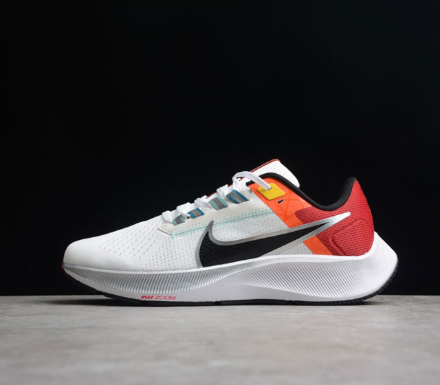 Nike Air Zoom Pegasus 38 在长跑 短跑或日常跑步中都能提供超凡弹力 踏凉爽透气 脚趾部位更为贴合 并提供大量缓震支撑 舒适耐摩跑步鞋