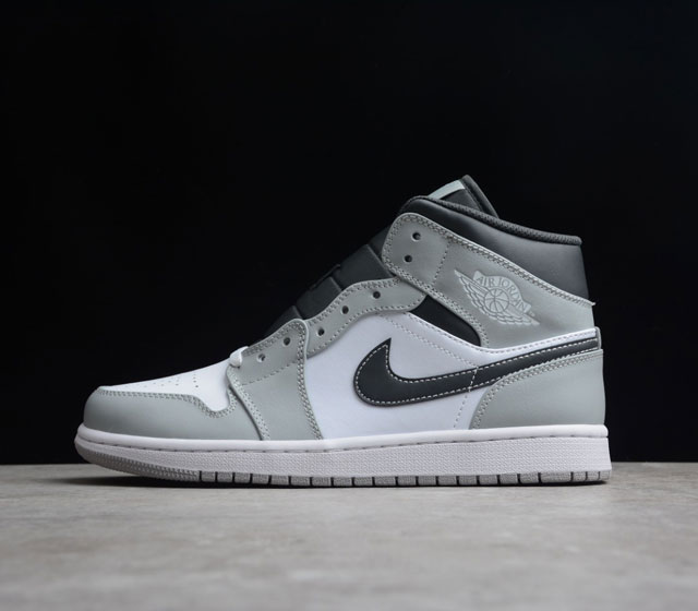 Air Jordan 1 Mid Light Smoke Grev 复古篮球鞋 灰白黑小Dior 货号 554724-078 穿着浅烟灰色 白色和无烟煤配色方