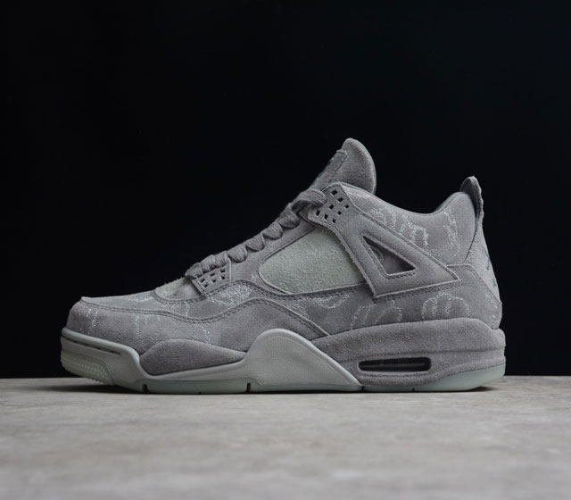 纯原级别 Air Jordan 4 Retro Kaws 货号 930155-003 选用 Air Jordan 4 为蓝本打造的联名配色 以灰色的全麂