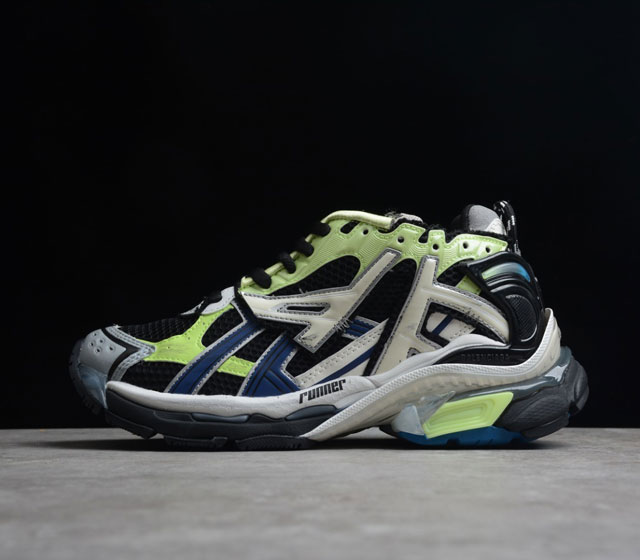 Balenciaga 巴黎世家Runner 舒适耐磨跑步鞋 黑绿 鞋头边缘印有尺码 背面浮印尺码 外侧印有跑者徽标 鞋舌刺绣Balenciaga 品牌标识 鞋