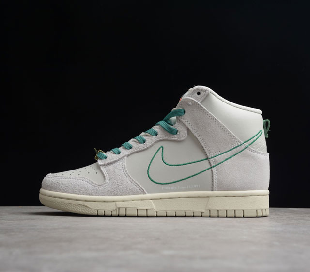 Nike Dunk High SE (GS) First Use 白绿 金 货号 DD0733-001 Dunk 在跃升成为街头标杆和人气滑板单品之前 早己在