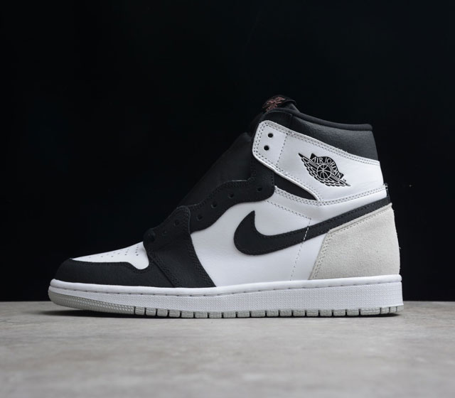 Air Jordan 1 High OG Stage Haze 复古篮球鞋 黑灰脚趾 货号 555088-108 穿着白色 黑色 灰色雾和漂白珊瑚色配色方案