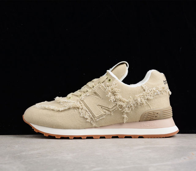 Miu Miu x New Balance NB574联名复古跑鞋 采用仿旧鞋面设计 侧边和鞋背部分 特意没有缝合布料与皮革 边缘散开的的毛边清晰可见 充分营