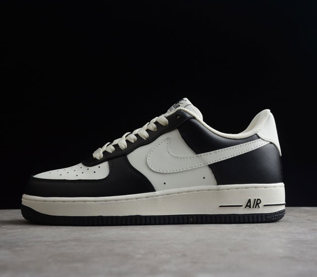 Nike Air Force 1 Low First Use 白扣 潮流百 搭低帮休闲板鞋 黑白 这款产品保持简单 采用黑色皮革鞋面搭配白色对比色缝线 Swo