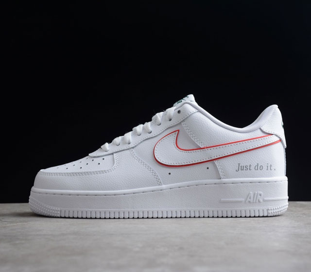 Nike Air Force 1 Low 采用全白色皮革打造 侧面 Swoosh 标志周围饰有红色饰边 鞋舌 鞋跟和鞋垫上的深绿色品牌 以及在纯白色 AF1