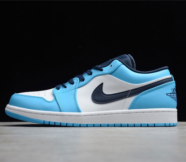 CJ版本 Air Jordan 1 Low UNC 北卡蓝 货号 553558-144 整双鞋采用了经典的北卡蓝配色 搭配深蓝色的鞋舌 鞋带及 Swoosh