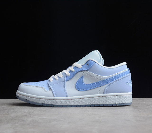 CJ版本 Air Jordan 1 Low The Mighty Swooshers AJ1 低帮 雾霾蓝 货号 DM5442-040 整体鞋身采用白色为底