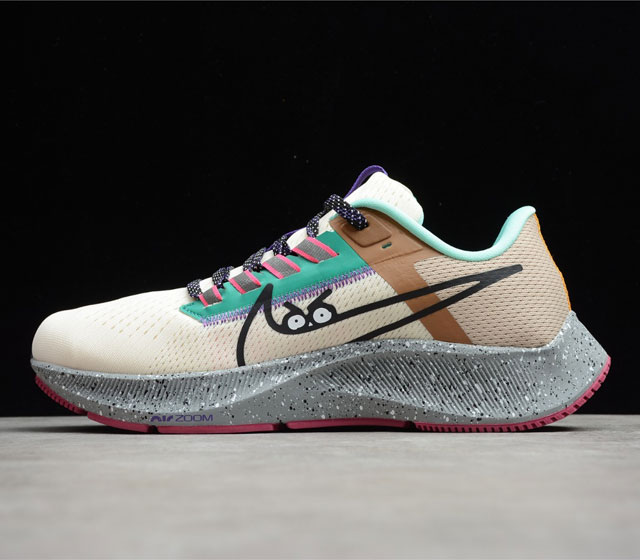 NK Air Zoom Pegasus 38 飞马38代 针织透气 奶茶灰绿 货号 DO2337-100 兼顾迅疾外观和稳固脚感 后跟覆面和中足动态支撑巧妙融