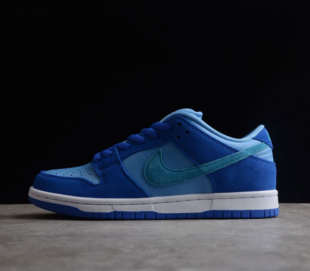 Nike SB Dunk Low Blue Raspberry 复古休 闲板鞋 蓝色 蓝桝莓 大学蓝色皮革鞋面 鞋舌和村里 与一堆蓝色覆盖物相遇 麂皮以这双鞋