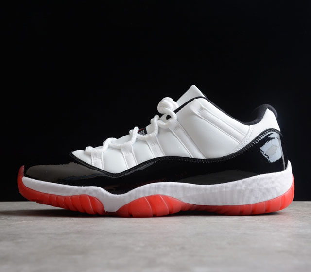 Air Jordan Retro 11 Low Legend Blue AJ11 低帮 白黑红 Legend Blue 的经典构色方案更是进一步增添清爽观感