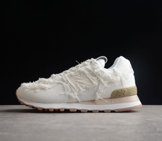 MiuMiu x New Balance 574 时尚运动休闲鞋 女款白色 Miu Miu和New Balance合作推出新款鞋履 亮相2022春夏时装秀 毛